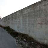 ...e dopo pochi metri svoltiamo a destra: una scritta rossa fatta su un muro con una bomboletta spray ci informa che ci stiamo infilando in strada seconda Frattasio